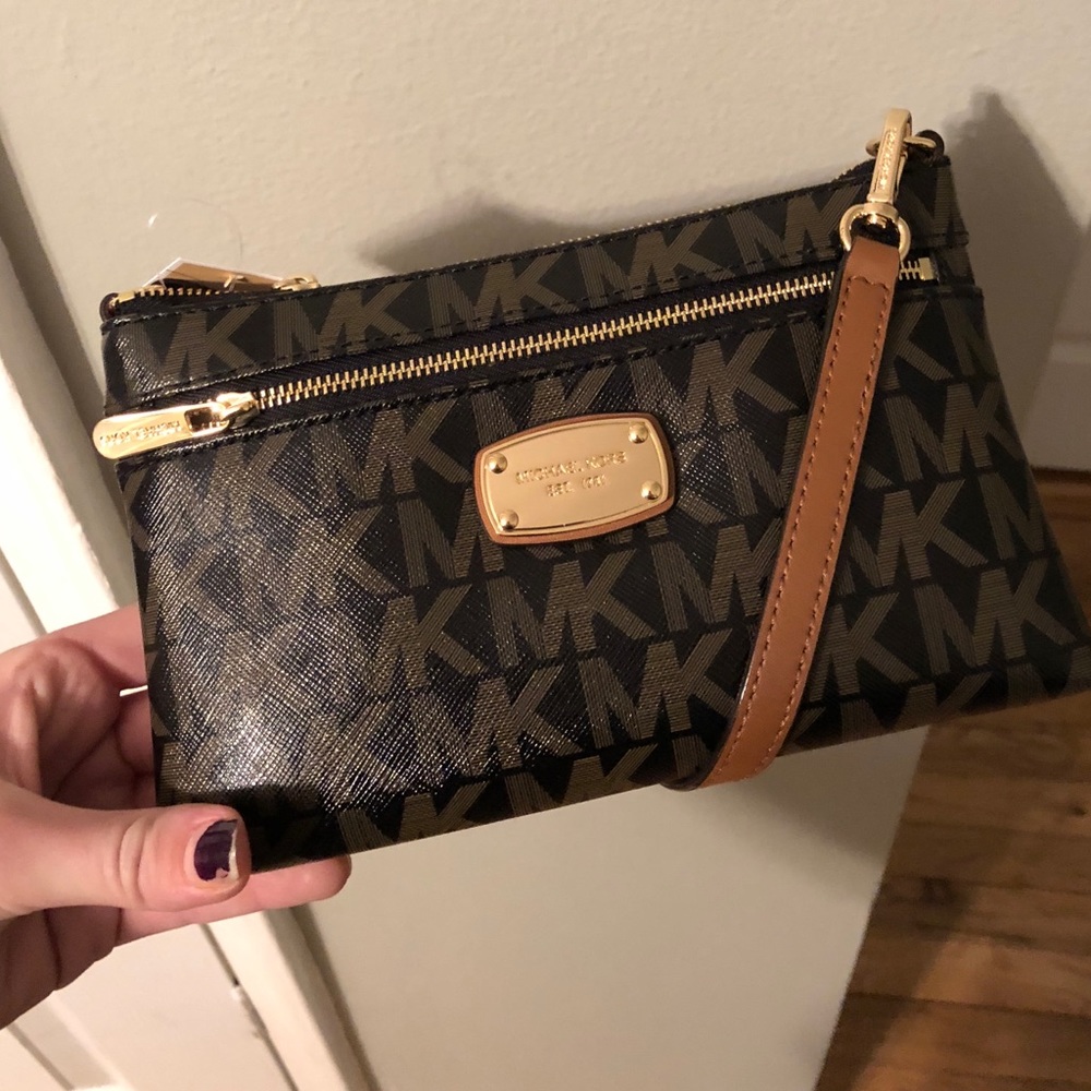 BRAND NEW MK JETSET LG WRISTLET
